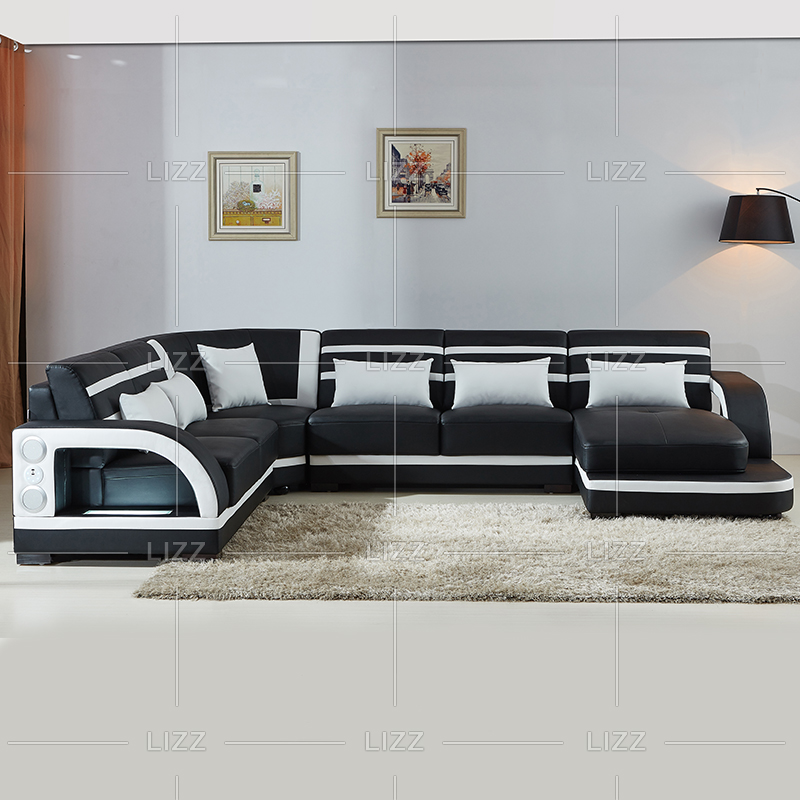Sofa sectionnel mené en cuir de taille moyenne pour la salle familiale